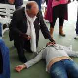 Dopo il canto che introduce l�invocazione dello Spirito Santo ecco che una donna sviene. Lodovico si alza, si avvicina e le tocca il capo pregando per la sua guarigione